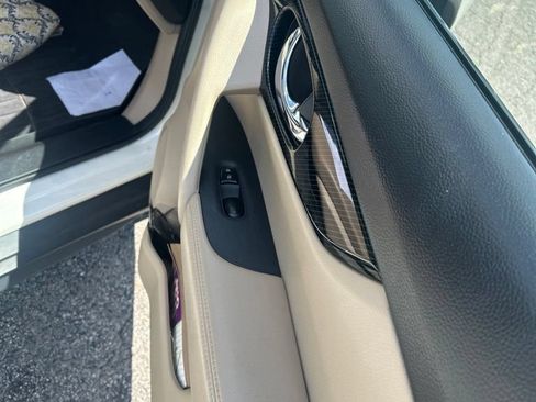 Used 2017 Nissan Rogue SL FWD image 11