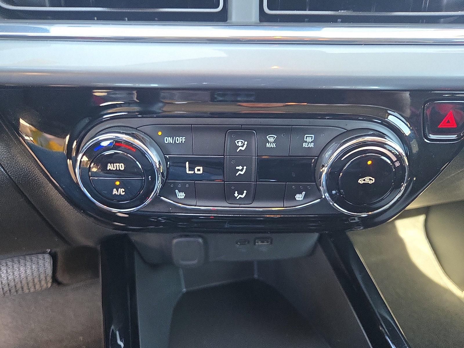Used 2025 Chevrolet Trax LT w/ LT Convenience Package FWD image 26