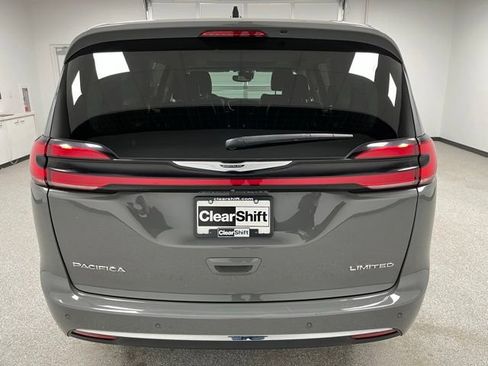 Used 2023 Chrysler Pacifica Limited FWD image 8