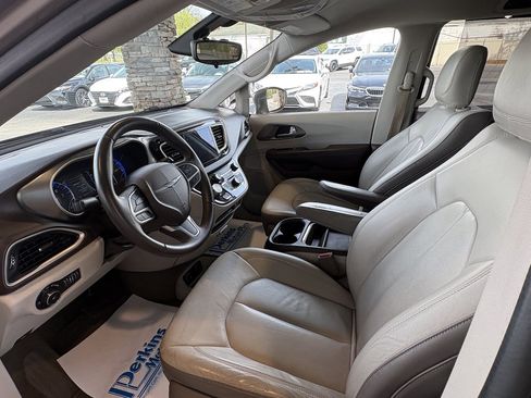 Used 2017 Chrysler Pacifica Touring-L w/ Tire & Wheel Group image 22