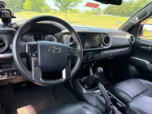 Used 2019 Toyota Tacoma TRD Off-Road w/ TRD Premium Off Road Package AWD/4WD image 18