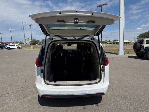 Used 2024 Chrysler Pacifica Touring-L FWD image 11