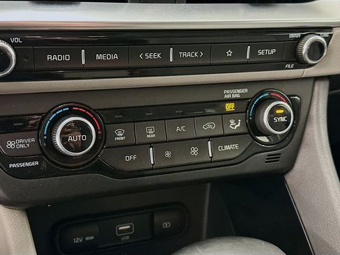 Used 2020 Kia Niro EX image 23