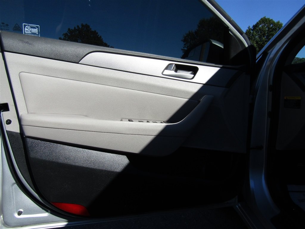 Used 2015 Hyundai Sonata SE w/ Option Group 09 FWD image 14