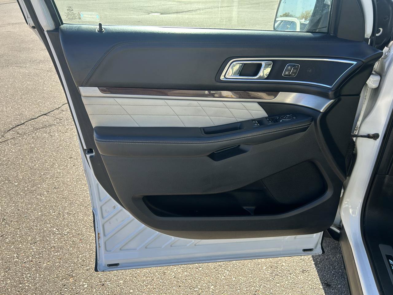 Used 2018 Ford Explorer Platinum AWD/4WD image 15