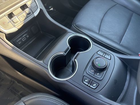 Used 2024 GMC Terrain SLT image 18