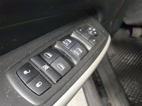 Used 2018 Jeep Cherokee Latitude Plus w/ Comfort/Convenience Group image 16