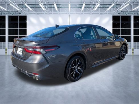 Used 2023 Toyota Camry SE image 4