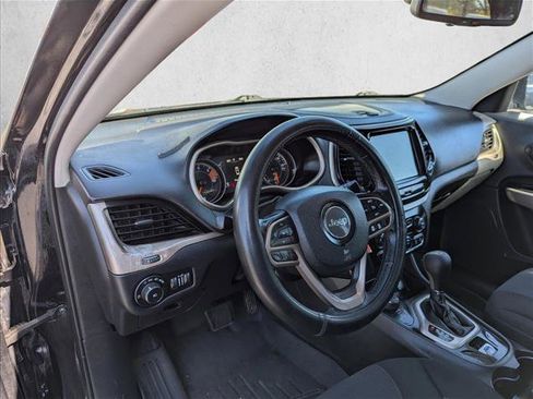 Used 2017 Jeep Cherokee Latitude AWD/4WD image 11