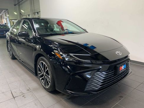 Used 2025 Toyota Camry XLE image 3