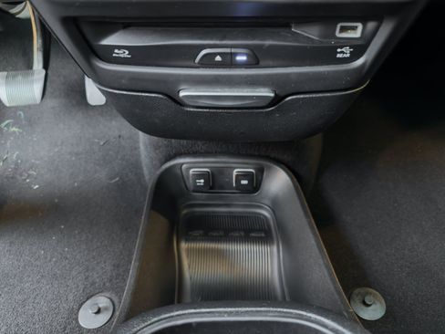 Used 2017 Chrysler Pacifica Limited FWD image 62