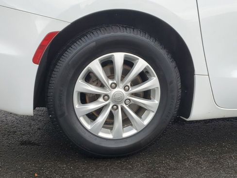 Used 2018 Chrysler Pacifica Touring Plus image 9