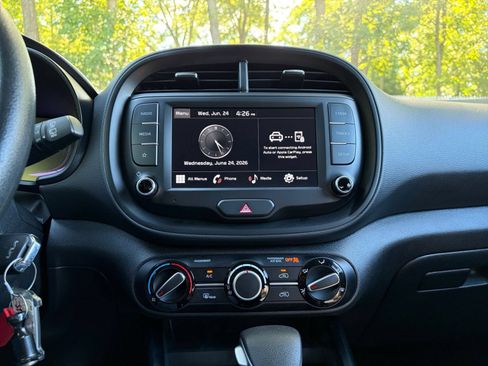 Used 2025 Kia Soul LX w/ LX Technology Package FWD image 17