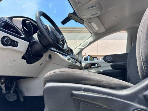 Used 2020 Chrysler Voyager L image 17