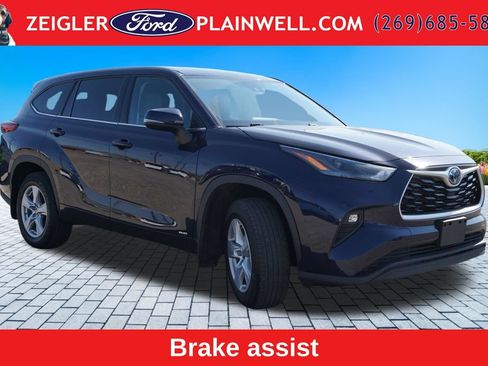 Used 2022 Toyota Highlander LE AWD/4WD image 7