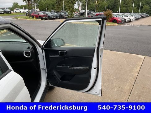 Used 2025 Hyundai Venue Limited FWD image 18