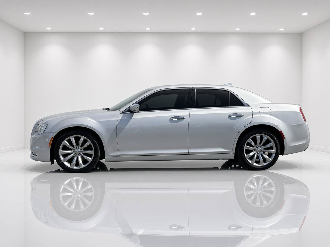 Used 2020 Chrysler 300 Limited RWD image 2