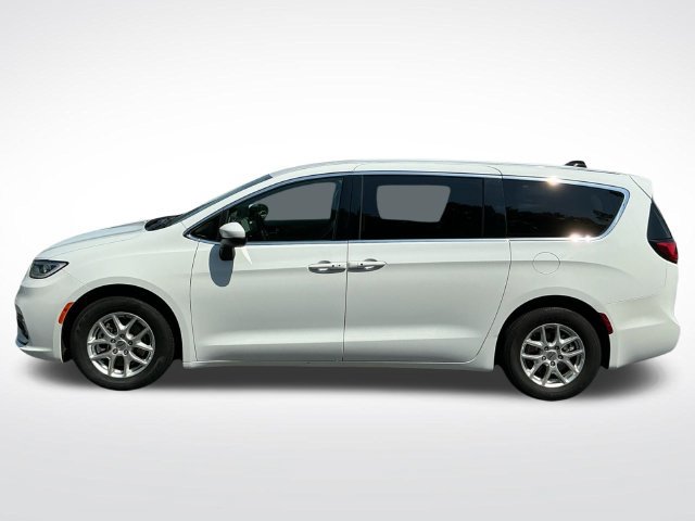 Used 2023 Chrysler Pacifica Touring-L FWD image 4