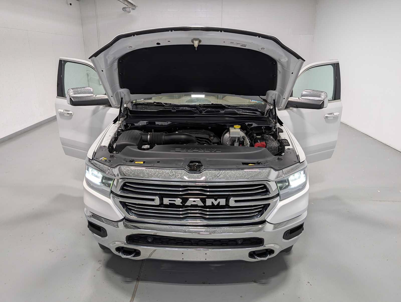 Used 2019 RAM 1500 Laramie AWD/4WD image 17