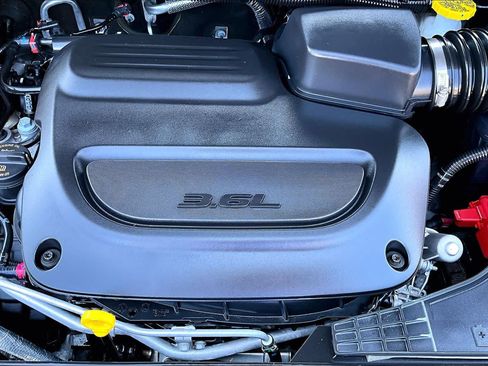 Used 2026 Chrysler Pacifica Limited w/ Uconnect Theater Family Group FWD image 32