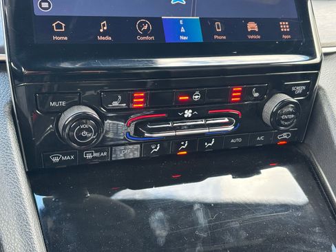 Used 2024 Jeep Grand Cherokee Limited image 8