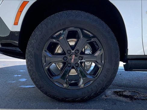 Used 2025 GMC Yukon XL AT4 w/ AT4 Premium Package AWD/4WD image 9