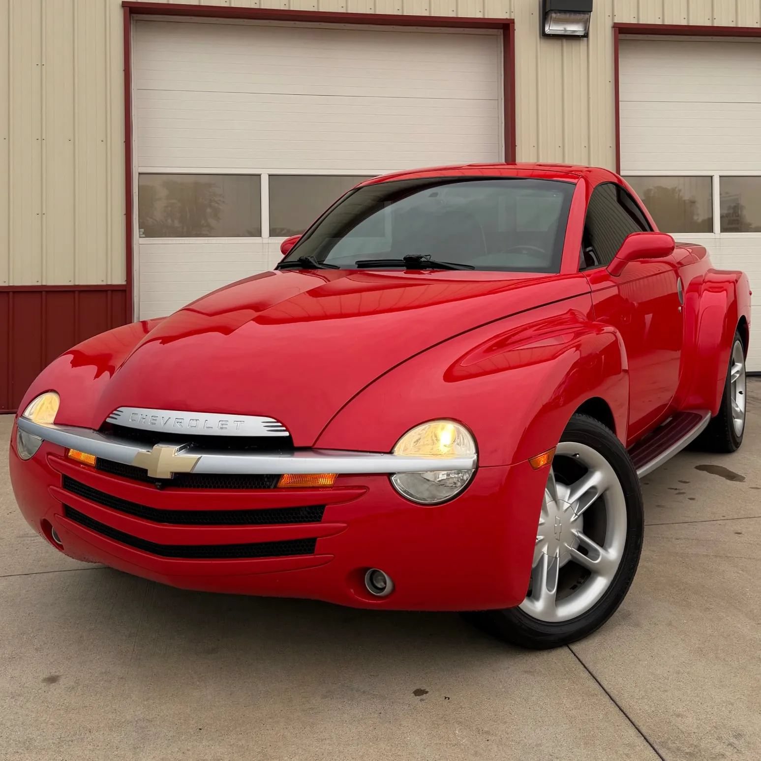 Used 2004 Chevrolet SSR w/ Preferred Equipment Group RWD image 3