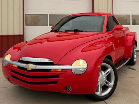 Used 2004 Chevrolet SSR w/ Preferred Equipment Group RWD image 3