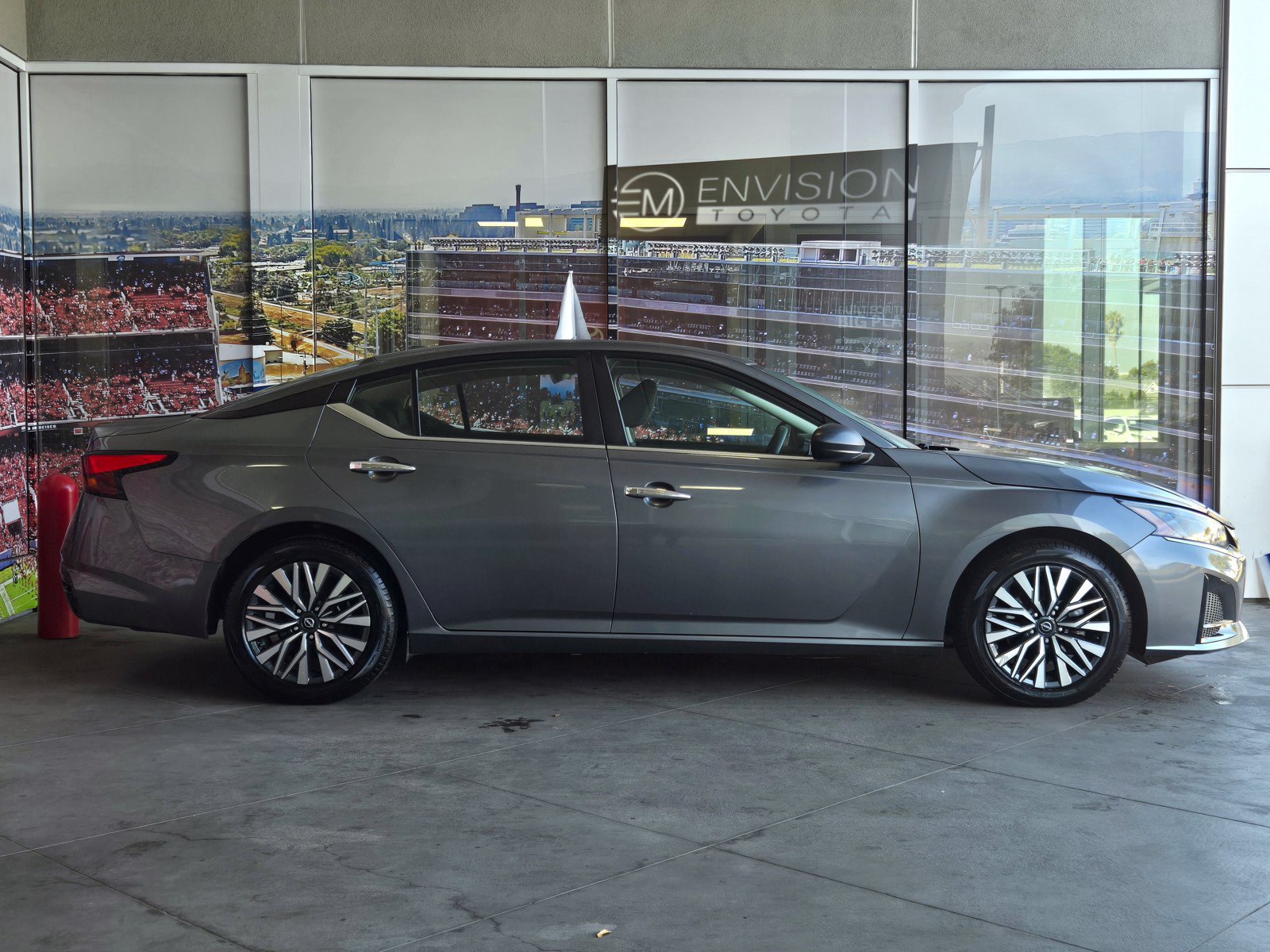 Used 2024 Nissan Altima 2.5 SV FWD image 4