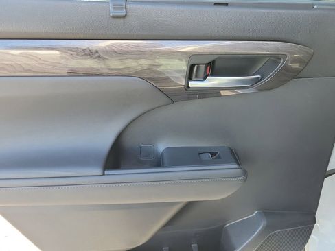 Used 2023 Toyota Highlander Limited image 8