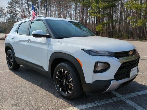 Used 2023 Chevrolet TrailBlazer LT w/ Convenience Package image 2