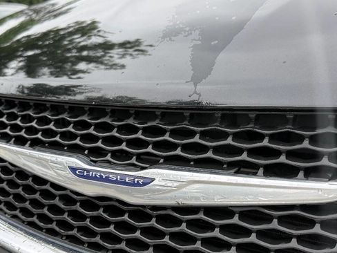 Used 2017 Chrysler Pacifica Touring FWD image 29
