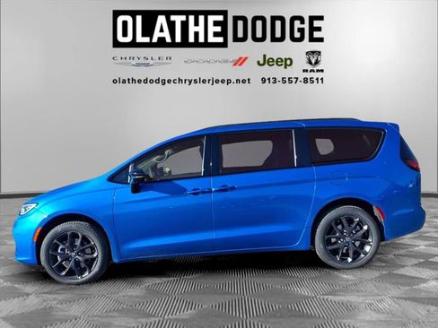 New 2026 Chrysler Pacifica Limited image 17