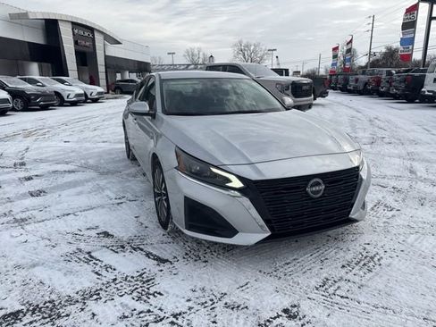 Used 2023 Nissan Altima 2.5 SV image 3