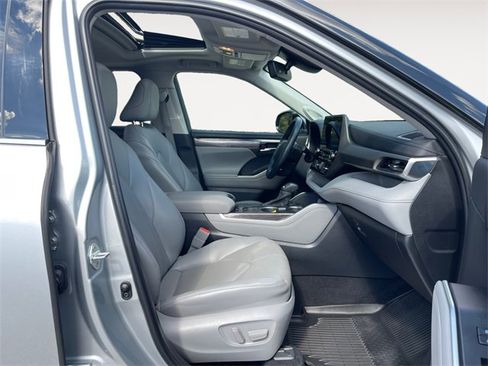 Used 2022 Toyota Highlander Limited image 15