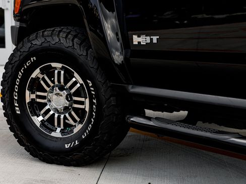 Used 2010 HUMMER H3T Adventure image 23