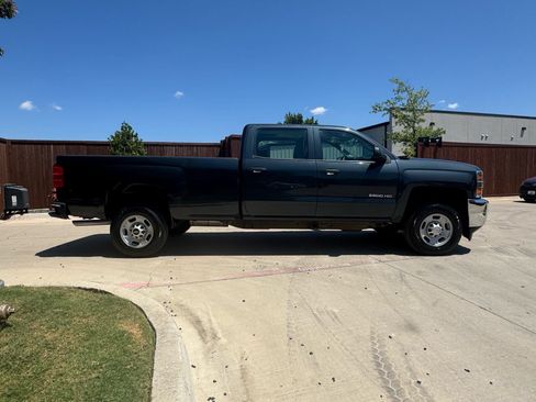 Used 2018 Chevrolet Silverado 2500 W/T RWD image 2