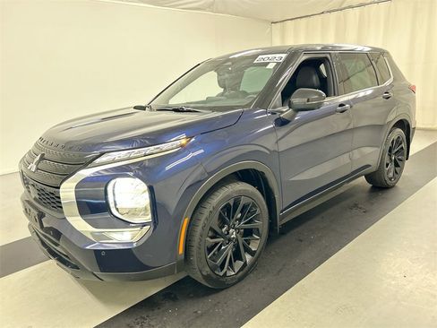 Used 2023 Mitsubishi Outlander SE Black Edition image 5