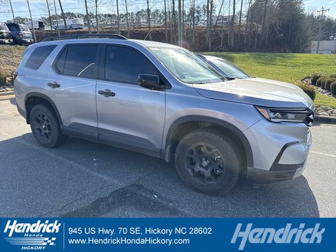 Used 2025 Honda Pilot TrailSport image 1