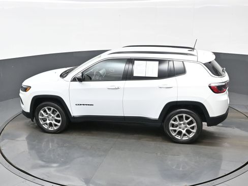 Used 2023 Jeep Compass Latitude image 34