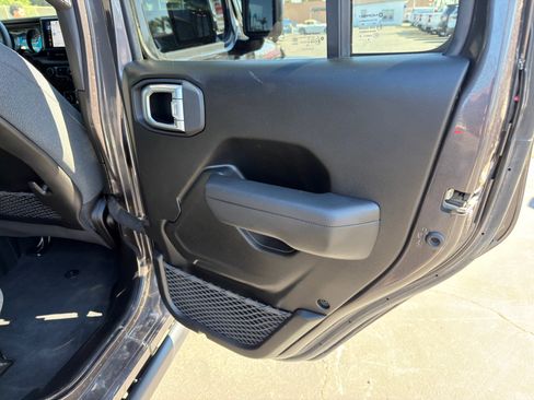 Used 2025 Jeep Wrangler Rubicon image 13