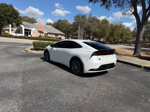 Used 2025 Toyota Prius XLE image 11