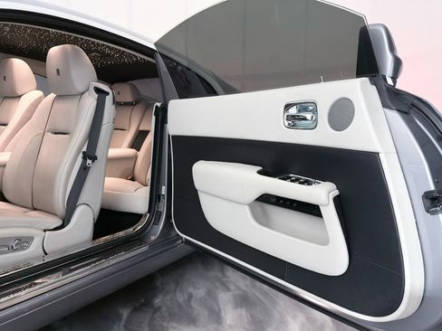 Used 2015 Rolls-Royce Wraith image 23
