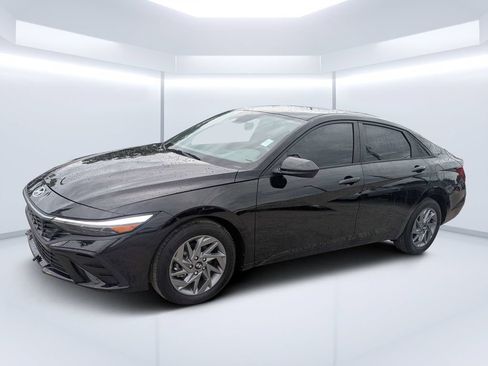 Used 2024 Hyundai Elantra SEL FWD image 7