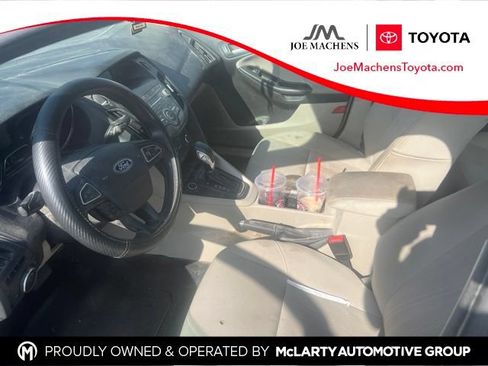 Used 2018 Ford Focus SE FWD image 1