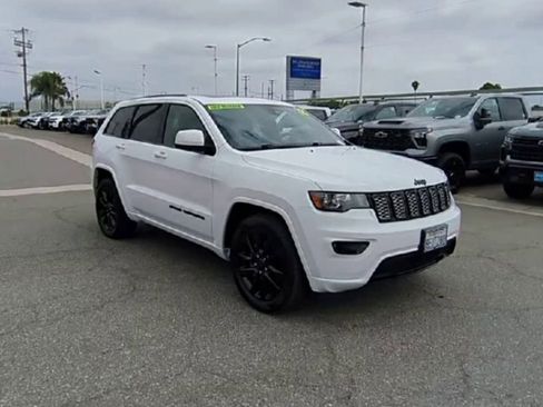 Used 2018 Jeep Grand Cherokee Altitude RWD image 2