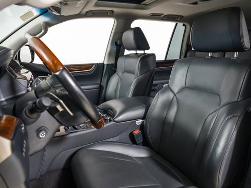 Used 2020 Lexus LX 570 4WD w/ Luxury Package image 19