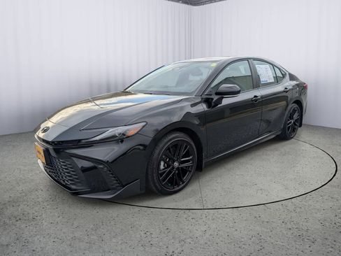 Used 2025 Toyota Camry SE image 6