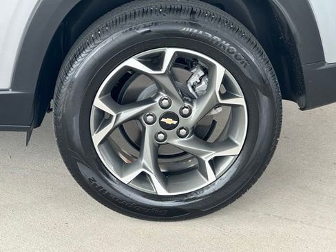 Used 2024 Chevrolet Trax LT FWD image 11