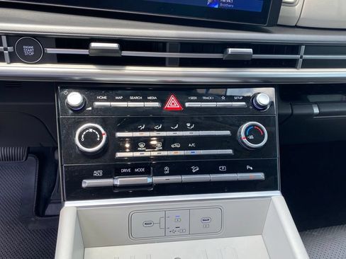 Used 2025 Hyundai Santa Fe SE FWD image 17